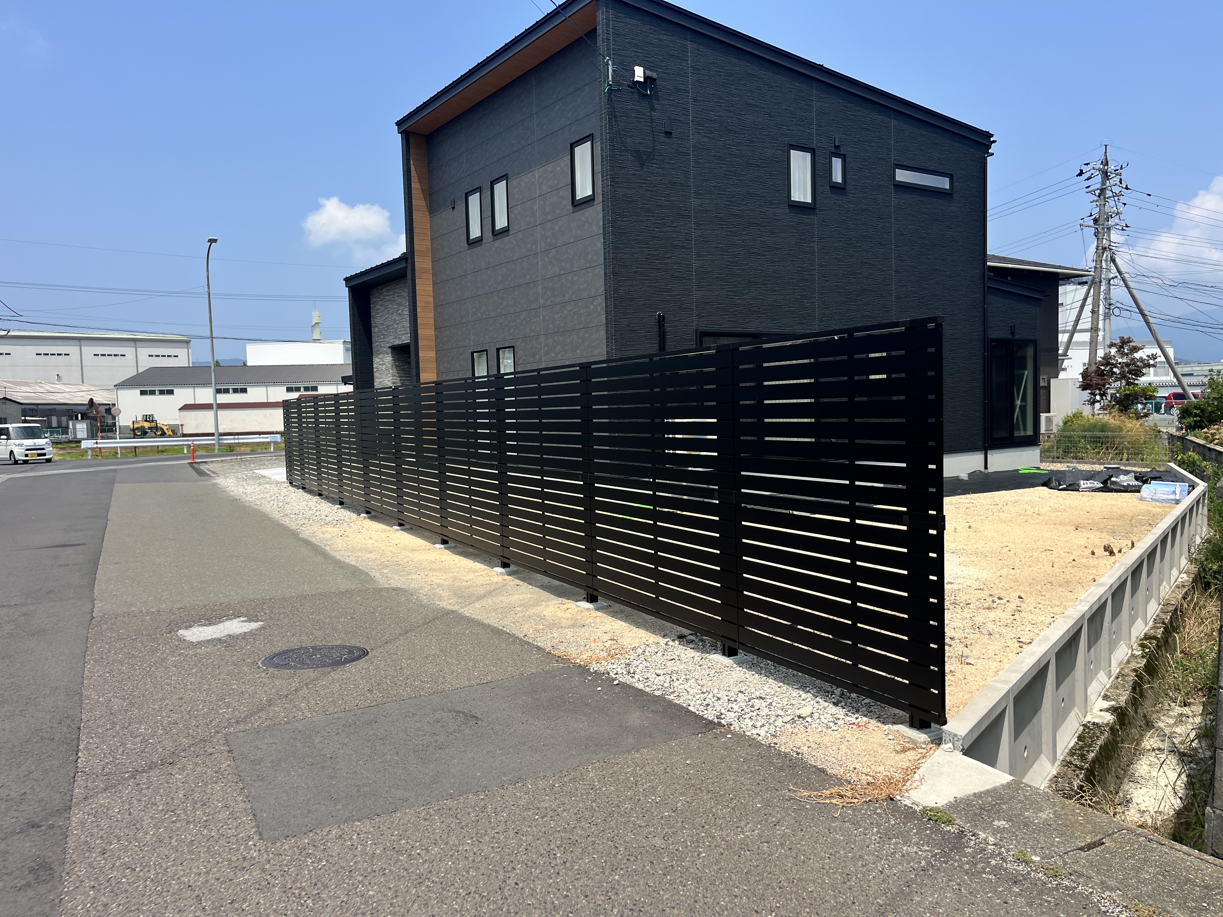 目隠しフェンス　多段フェンス 画像