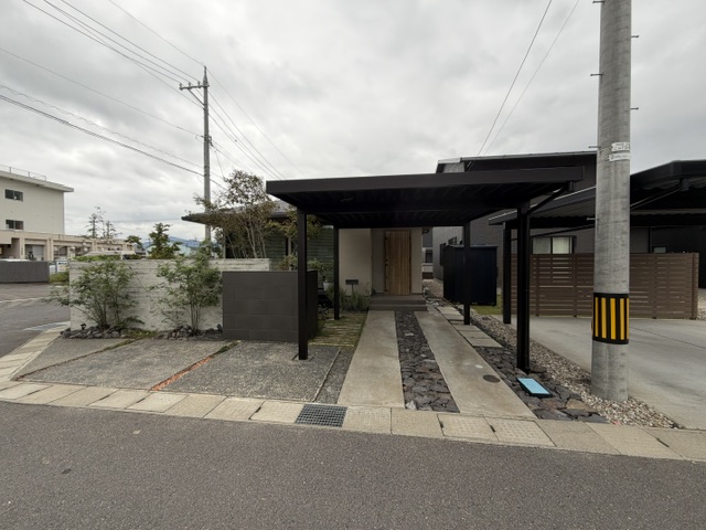 屋根材がブラック色のカーポート アイキャッチ画像