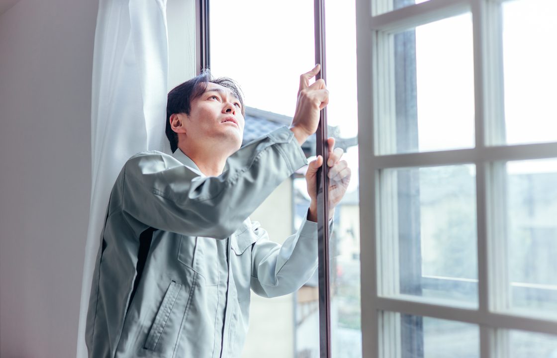 窓の採寸をするスタッフの写真