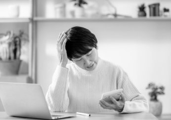 悩む女性の写真