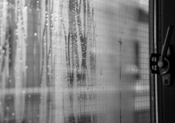 結露した窓の写真