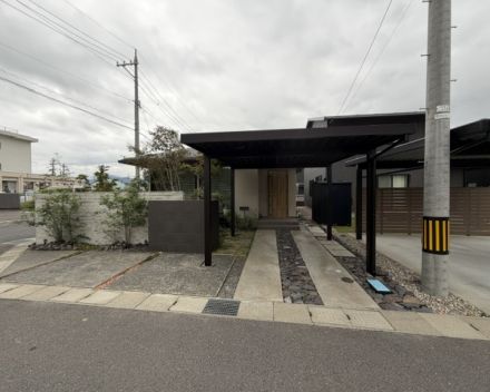 屋根材がブラック色のカーポート アイキャッチ画像