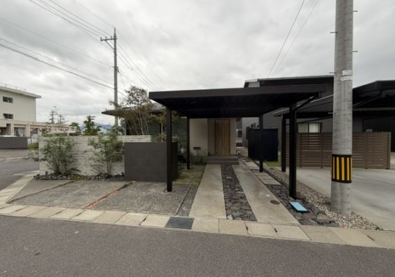 屋根材がブラック色のカーポート アイキャッチ画像